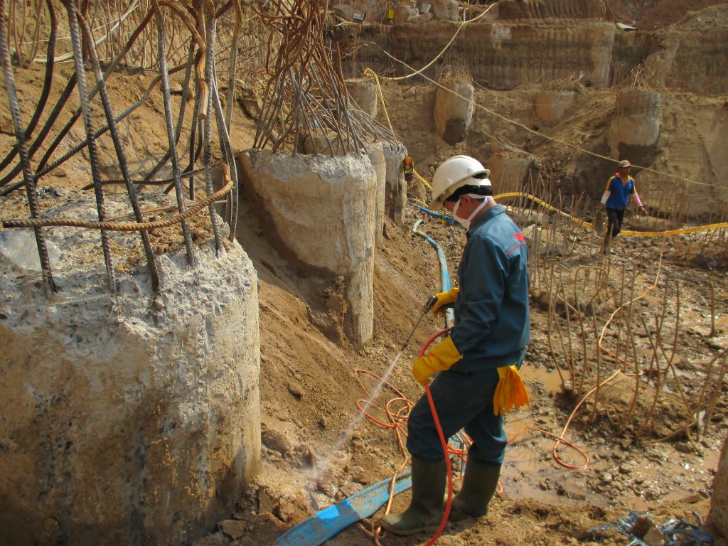 Penyemprotan pestisida anti rayap oleh tenaga ahli profesional pest control tangsel sebelum pembangunan