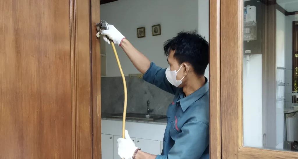 aplikasi obat rayap pada kusen oleh anti rayap profesional di bintaro