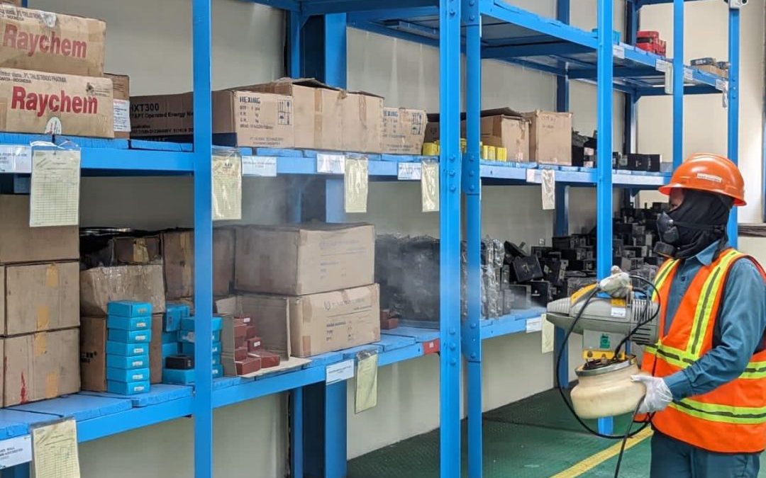 penyemprotan pestisida di area gudang