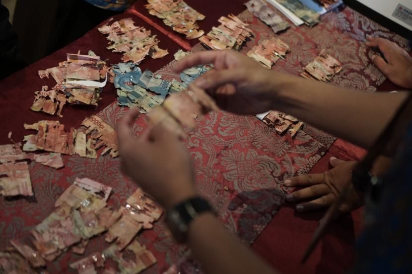 Rayap makan uang tabungan kamu